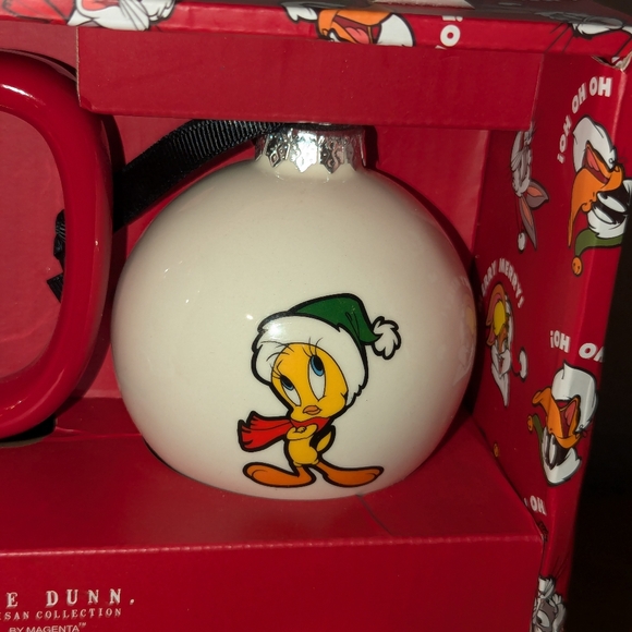 RAE DUNN LOONEY TUNES "MERRY CHRISTMAS" MUG  & TWEETY BIRD ORNAMENT NIB NEW - Picture 2 of 6